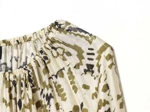 Détail de robe à imprimé fleuri avec décolleté élastique et motif ethnique olive