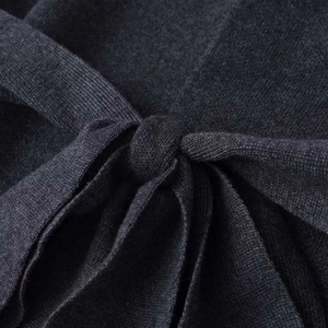 Haut élégant en maille gris foncé avec un nœud papillon stylé en tissu très doux