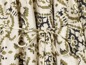Détail de la robe à imprimé floral vert olive avec cordon de serrage à la taille