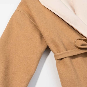 Details zum Wollmantel mit Kontrastkragen und Taillengürtel in Camel-Braun