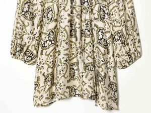 Détails des manches lanternes à imprimé fleuri et taille à cordon de la robe