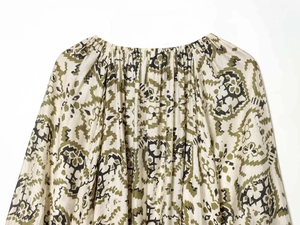 Détail de l'encolure élastique froncée et de l'imprimé floral abstrait de la robe