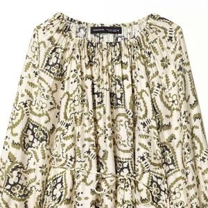 Robe courte fleurie à motif cachemire avec manches lanternes et ceinture nouée