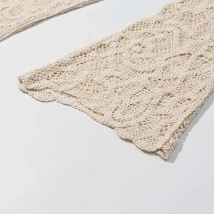 Gros plan détaillé du motif floral au crochet et de l'élégant bord festonné du pantalon
