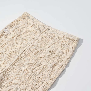 Vue macro détaillée du tricot au crochet blanc cassé avec motifs floraux complexes