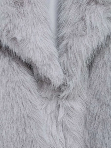 Dettaglio della texture del collo in ecopelliccia grigio chiaro e del risvolto spesso