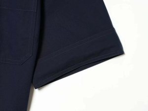 Detail des dunkelblauen Twill-Stoffes mit professioneller Doppelnaht am Ärmelbündchen