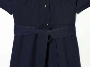 Detailansicht dunkelblaues Hemdkleid mit goldenen Knöpfen und Bindegürtel in der Taille