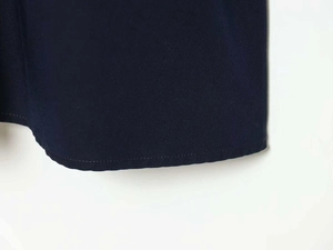 Detailansicht des dunkelblauen Stoffsaums mit professioneller Naht und feiner Textur