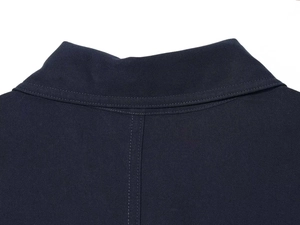 Detail von Hemdkleiderkragen und Rückennaht in dunkelblauem Twill-Gewebe