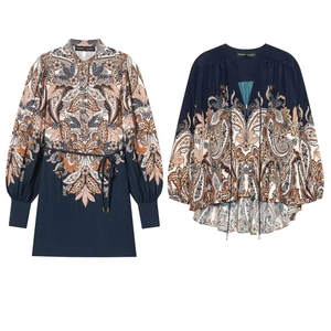 Détail de l'imprimé paisley sur robe en mousseline bleu marine et chemisier à col en V