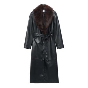 Damen Trenchcoat aus schwarzem Kunstleder mit abnehmbarem dunkelbraunem Pelzkragen