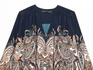 Détail du col en V avec liens sur une blouse en mousseline à imprimé cachemire