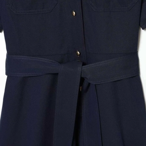 Kurzärmeliges marineblaues Hemdkleid mit goldenen Knöpfen und passendem Bindegürtel