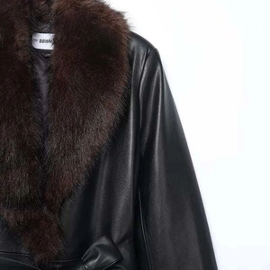 Detail einer schwarzen Lederjacke mit abnehmbarem braunem Kunstfellkragen und Schulterpolstern