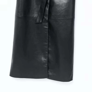 Detail der schwarzen Kunstlederjacke mit Bindegürtel und hochwertigen Nahtakzenten