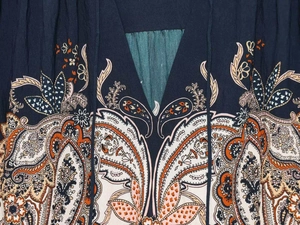 Détail du motif cachemire bohème et du col en V sur un tissu de chemisier en mousseline