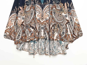 Détail du chemisier bohème en mousseline à motif paisley avec ourlet à volants et cordons