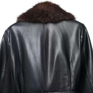 Detailansicht der Rückseite einer schwarzen Kunstlederjacke mit abnehmbarem braunem Pelzkragen