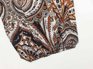 Détail d'une manche en mousseline à motif paisley avec poignet élastique smocké