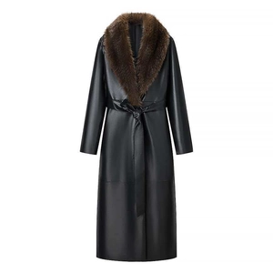 Élégant manteau long en cuir noir avec grand col en fourrure marron foncé et ceinture ajustable