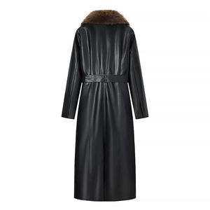 Manteau femme en simili cuir noir avec col en fausse fourrure brune et vue de dos