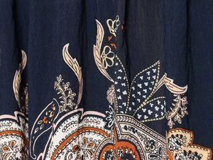 Détail macro du motif paisley bohème bleu marine sur la texture du tissu tissé