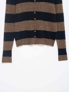 Détail d'un gilet en maille à rayures marron et bleu avec boutons et finitions côtelées