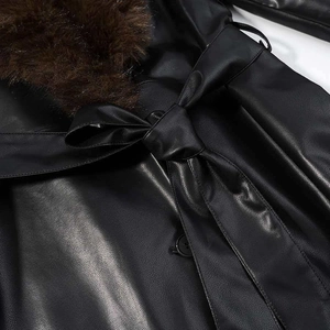 Manteau chic en simili cuir noir avec col en fausse fourrure marron et taille ceinturée