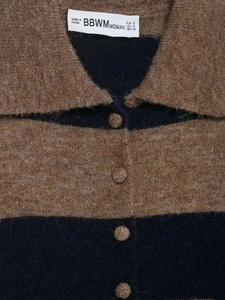 Détail d'un cardigan rayé en laine avec col classique et boutons en maille assortis