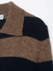 Gros plan sur la maille polo rayée au style vintage avec des fibres de laine chaudes