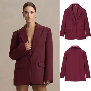 Détails du blazer oversize bordeaux avec revers à encoche et poches à rabat