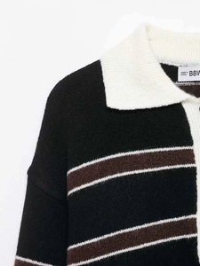 Gros plan du col polo en maille rayée avec étiquette BBV et texture tissée douce