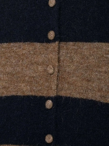 Détail du cardigan rayé vintage montrant des boutons tissés marron et une texture laineuse