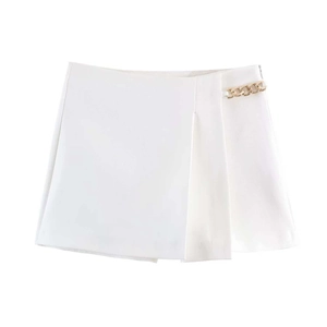 Detailansicht weißer High-Waist-Shorts mit goldener Kette und modischem Falten-Design