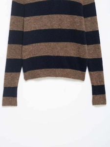 Détail de maille d'un pull rayé doux en marron et bleu marine avec texture pelucheuse