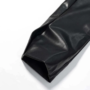 Gros plan sur le tissu en cuir noir montrant le grain de litchi et la texture de qualité