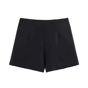 Pantaloncini neri a vita alta da donna con pieghe frontali e consistenza raffinata