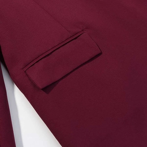 Gros plan d'un blazer bordeaux avec poche à rabat nette et détails de couture de qualité