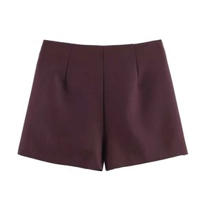 Dettaglio dei pantaloncini a vita alta viola scuro con silhouette a trapezio e trama