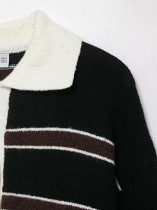 Gros plan du col de pull en maille rayée rétro avec texture vintage et étiquettes