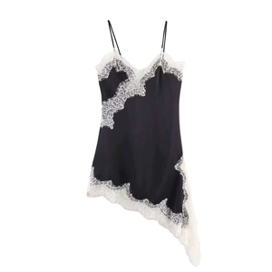 Robe nuisette élégante en satin noir avec dentelle blanche et ourlet asymétrique