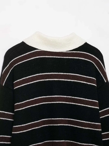Détail du pull en maille vintage à rayures avec col montant blanc et texture douce