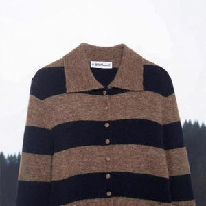 Cardigan en maille rayée avec col polo et rayures bleu marine et marron classique