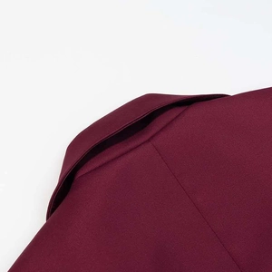 Gros plan détaillé du revers du blazer bordeaux avec tissu à texture grainée de luxe