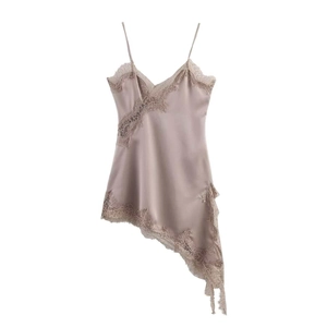 Détail de la robe en soie lilas avec bordures en dentelle et ourlet asymétrique