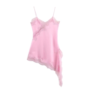 Robe nuisette élégante en satin rose avec dentelle et ourlet asymétrique pour femme
