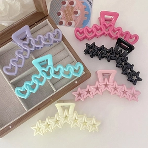 Lot de pinces à cheveux étoiles et cœurs colorés dans une boîte à bijoux en bois