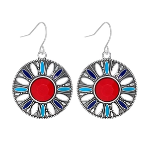 Détail de boucles d'oreilles vintage avec pierre rouge et émail multicolore