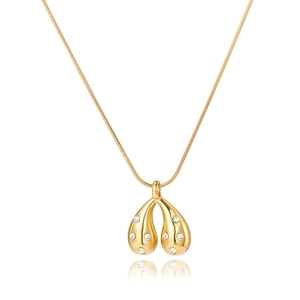 Détail du collier en titane doré 18 carats avec pendentif en zircon et maille serpent fine